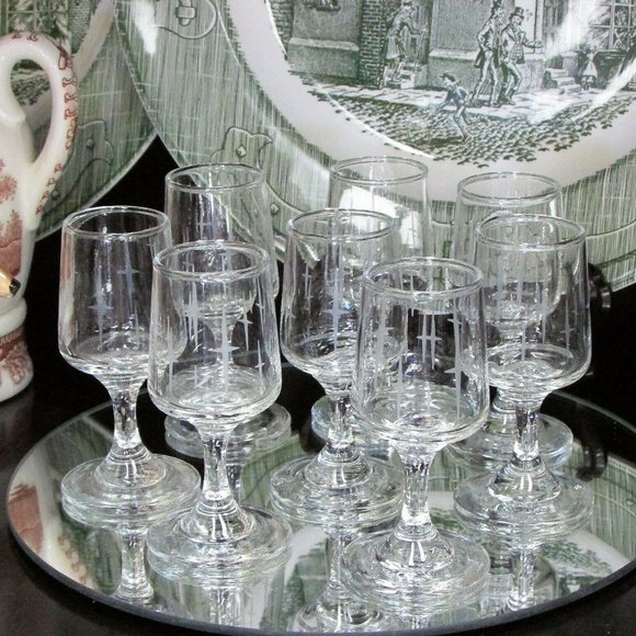 8 Vintage Liqueur Glasses Small Cordial Goblets Barware Star Pattern - Picture 1 of 3